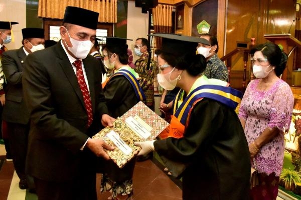 Hadiri Wisuda Perawat dan Apoteker Gubernur Edy Rahmayadi : Kuatkan Mental,  Saat ini Kalian Sangat Dibutuhkan